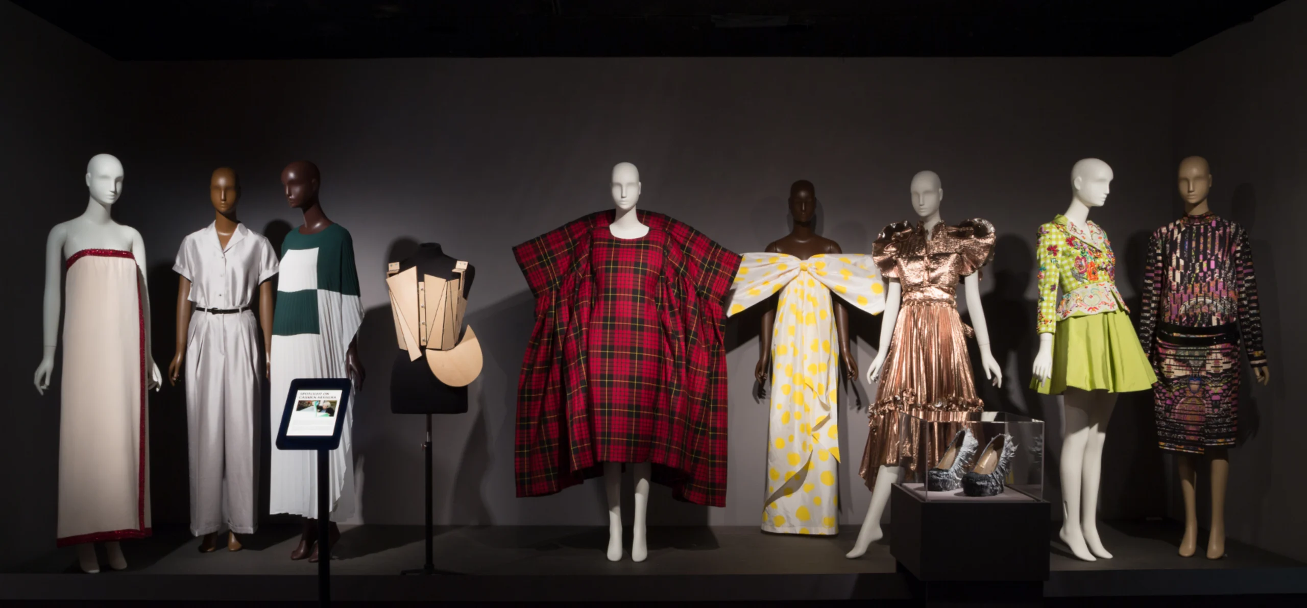 Minimalist vs Maximalist : Two Fashion Design Trends Defining 2026